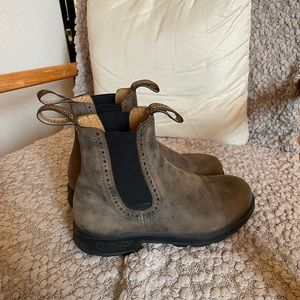 Blundstone’s size 4- fits women’s 7 or 7 1/2 brown women’s boots